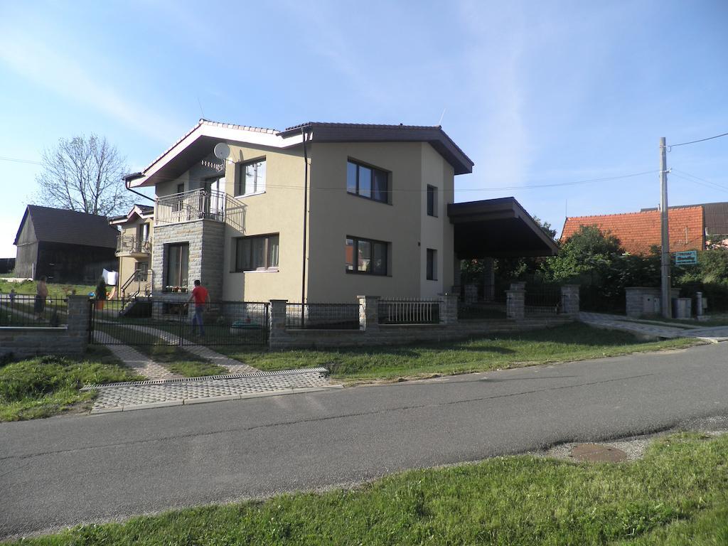 Privat Bartky Apartamento Vrbov Exterior foto